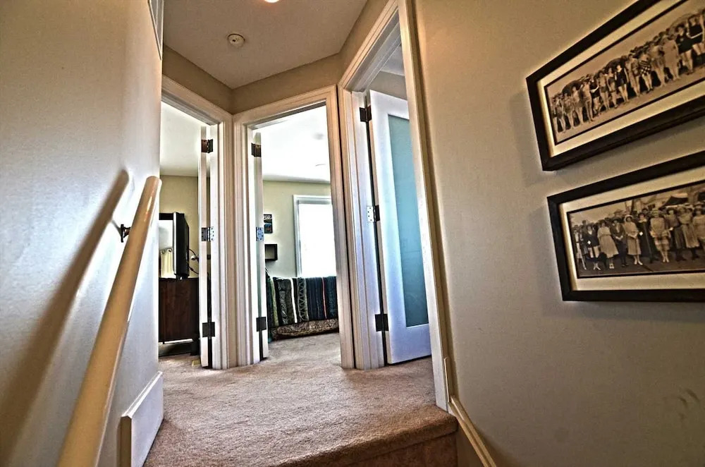 Blocks To America's Favorite Beach! 3 Bedroom Condo
