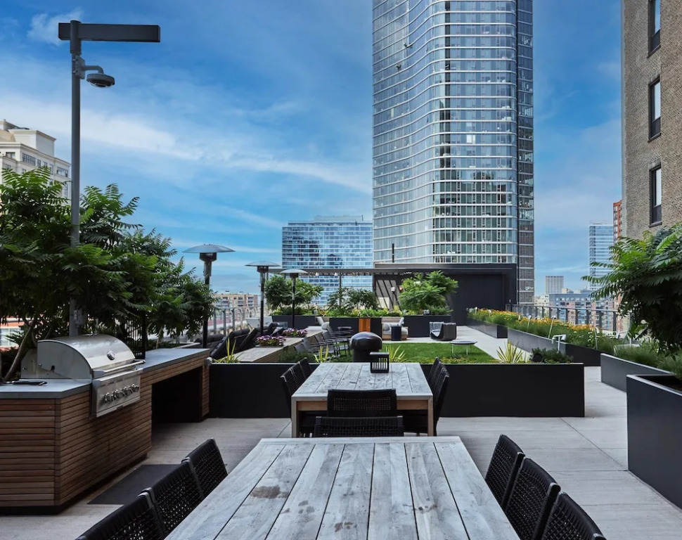 Lux Apts with Lake Views and Top Amenities