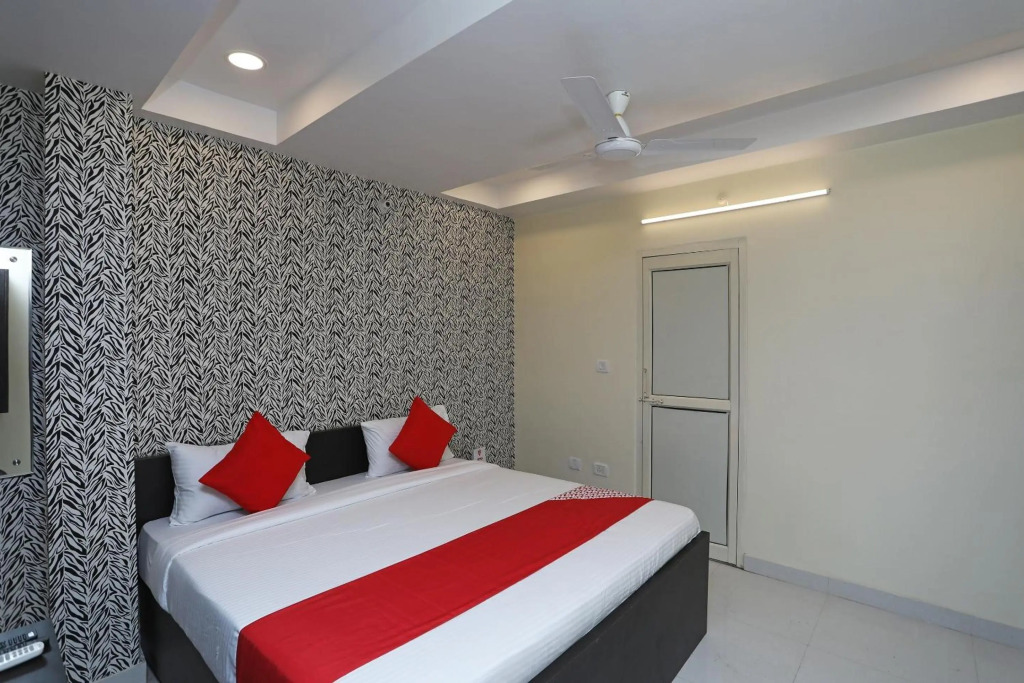 OYO Flagship 22697 Richa Grand Inn