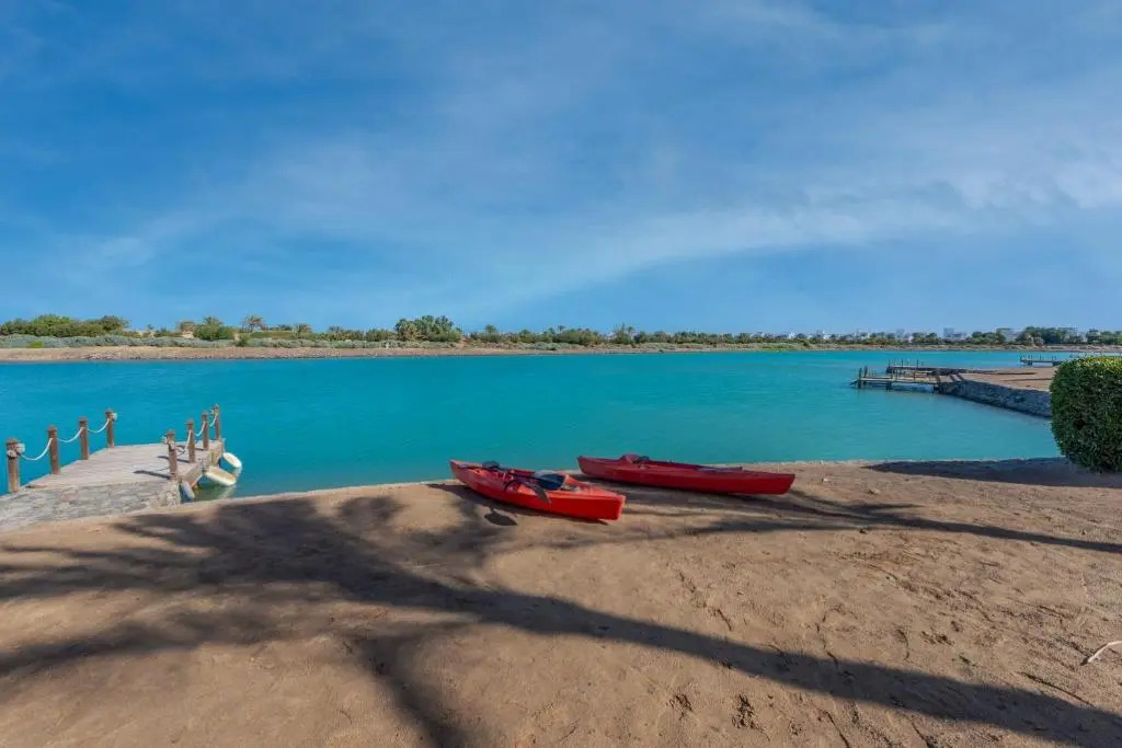 Chic 3BR Villa West Golf with Pool, Lagoon View & Guest House