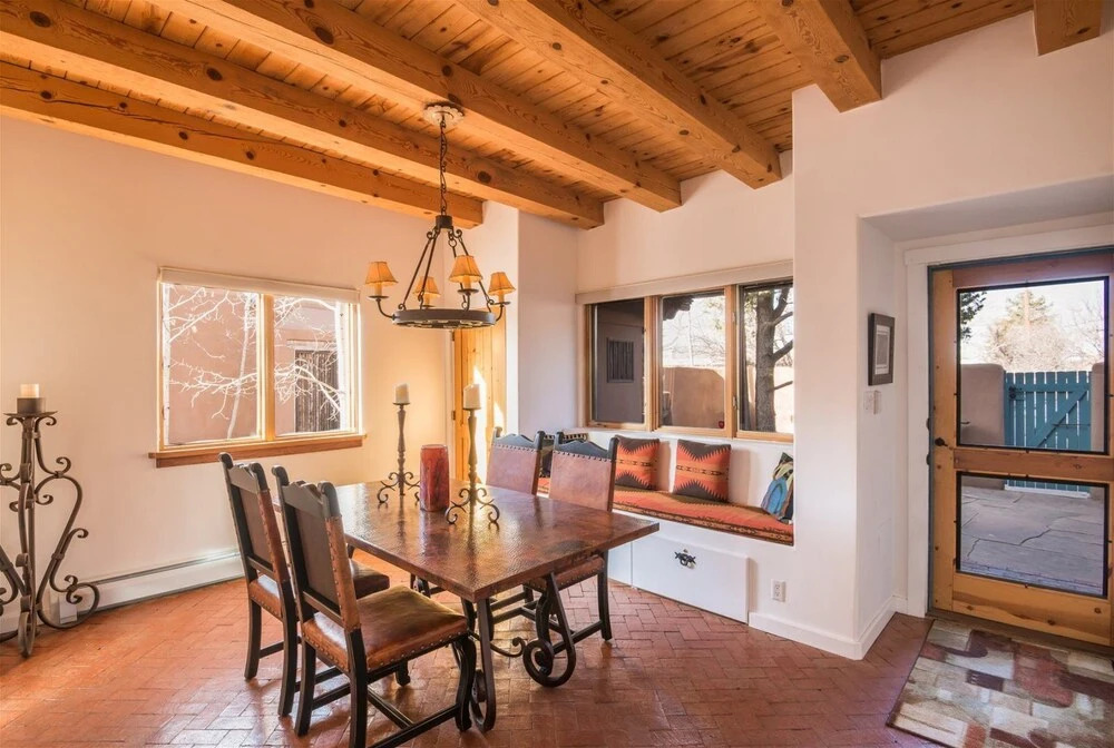 Serenidad - Delightful Vacation Home, Walk to The Plaza and Canyon Rd