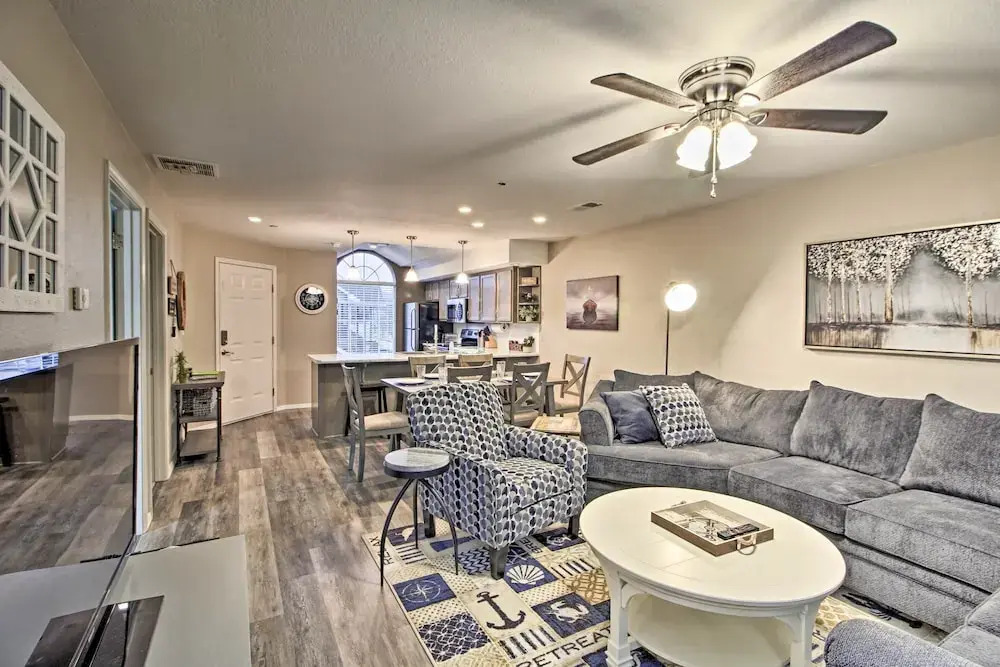 4 Mi to Strip: Cozy Lake-view Retreat in Branson