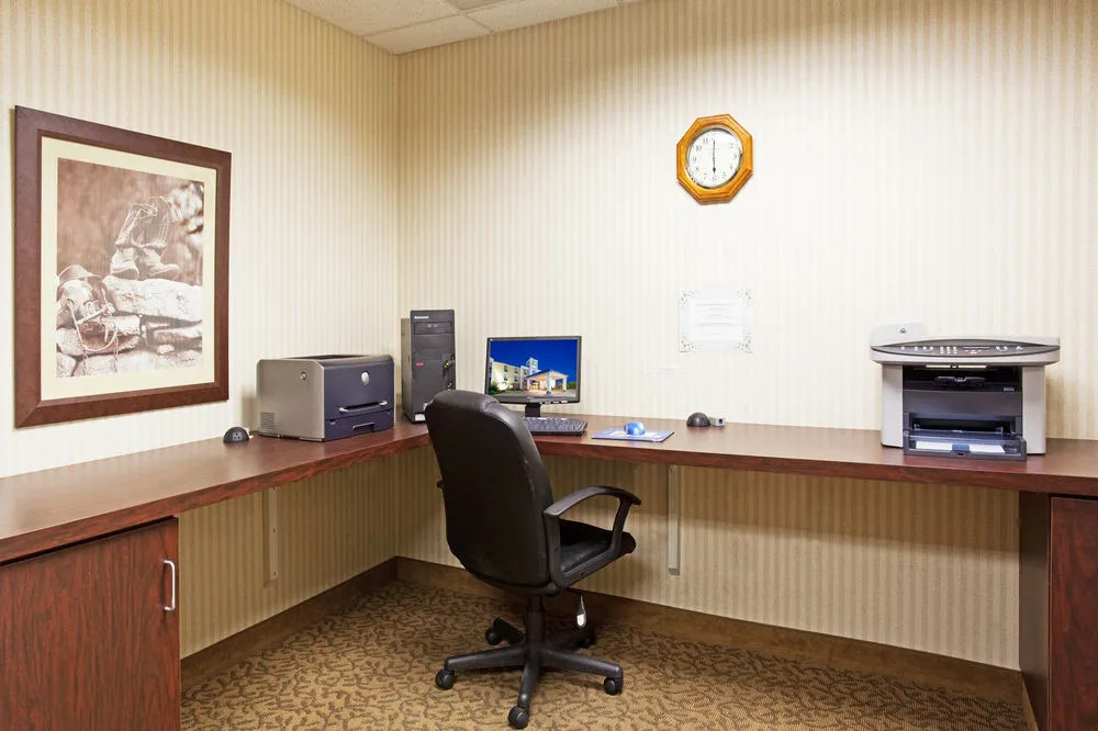 Holiday Inn Express & Suites Garden City