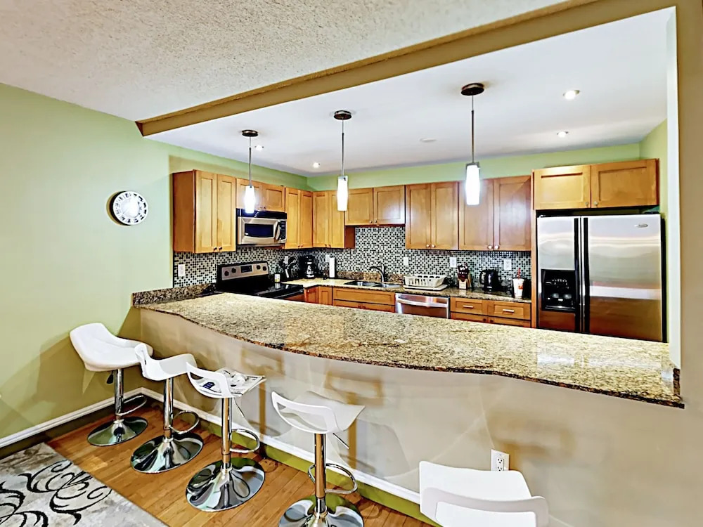 New Listing! Oceanview W/ Pool & Balcony 1 Bedroom Condo