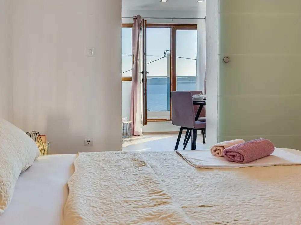 Beautiful Coastal Apartment in Karlobag