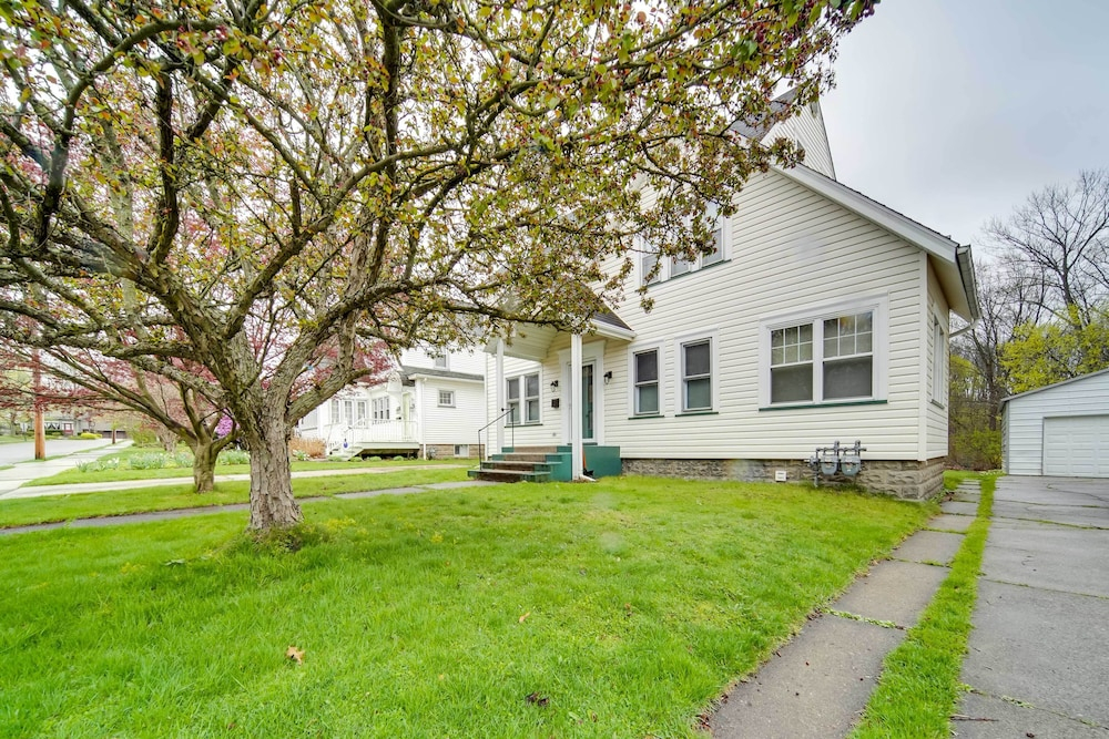 Meadville Apartment w/ Deck < 2 Mi to Allegheny!