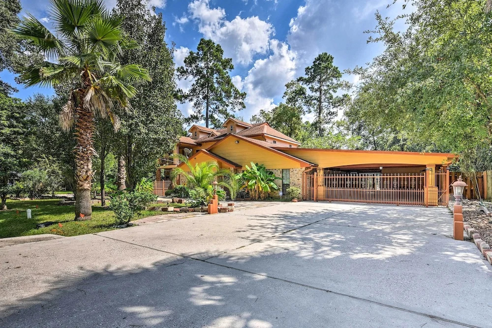Spacious Conroe Home w/ Foosball & Pool Table!