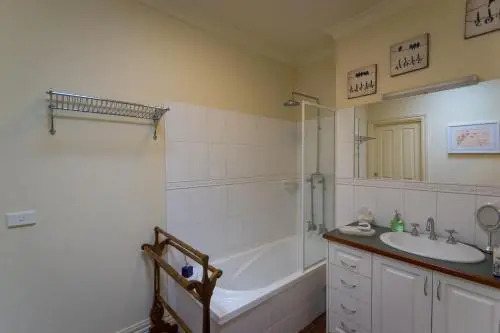 Quiet Court Location - Sleeps Up To 8 People