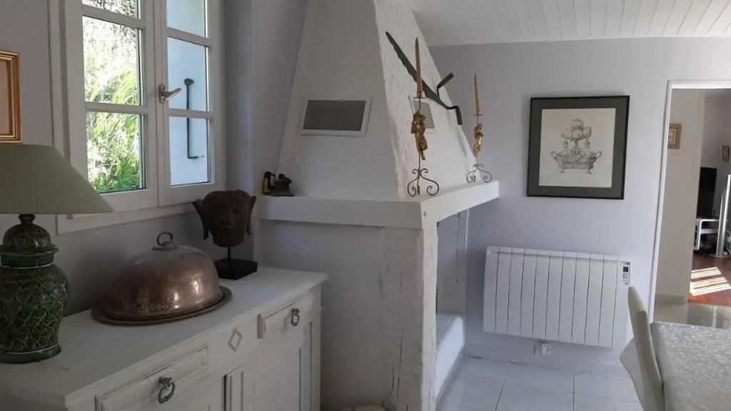 maison en pierre dans un écrin de verdure