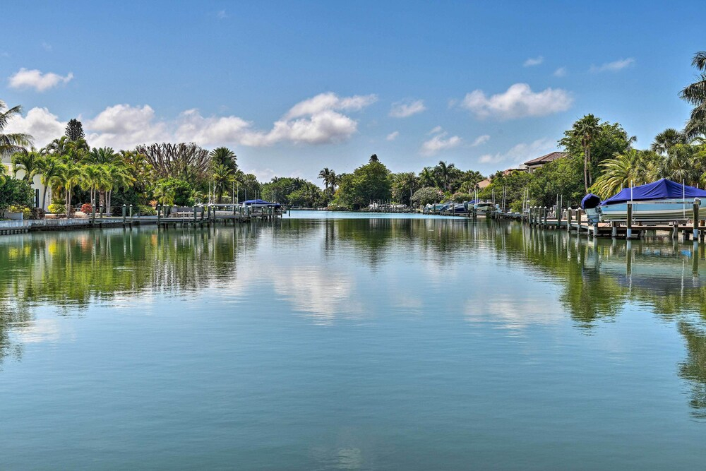 Bright Coastal Condo: Walk to Lido Key Beach!