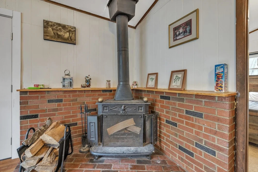 Nostalgic & Cozy Cabin: Steps To Pines Lake! Pet Friendly! 2 Bedroom Cabin by Redawning