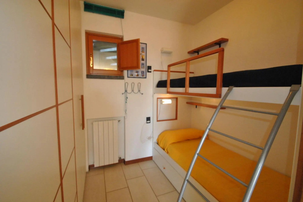 In vacation residence , 40 mt from the sea, apartment for 4-6 people, on the first floor with terrac-Villa Marina - INT. 5 trilo Libeccio