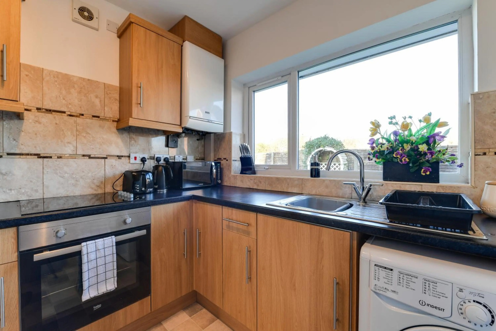 3 Bedroom Highfield House, Free Parking, Wigan, Sleeps 5