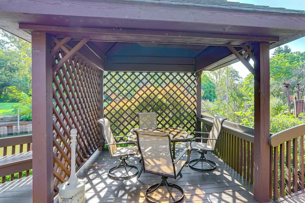 Vermilion River Home w/ Hot Tub & Private Dock