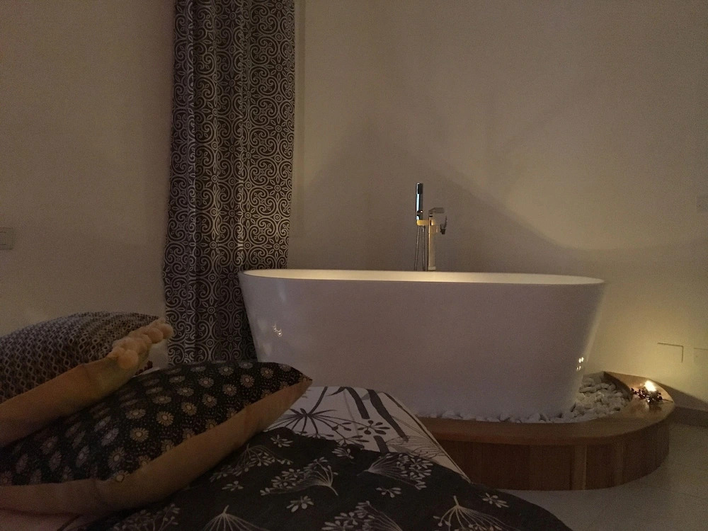 Intra Rooms