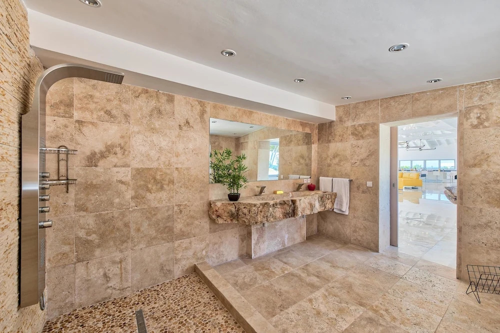 Swanky Caribbean Estate, Ocean Views, Heated Pool, AC, Free Wifi, Ping Pong, Pool Table