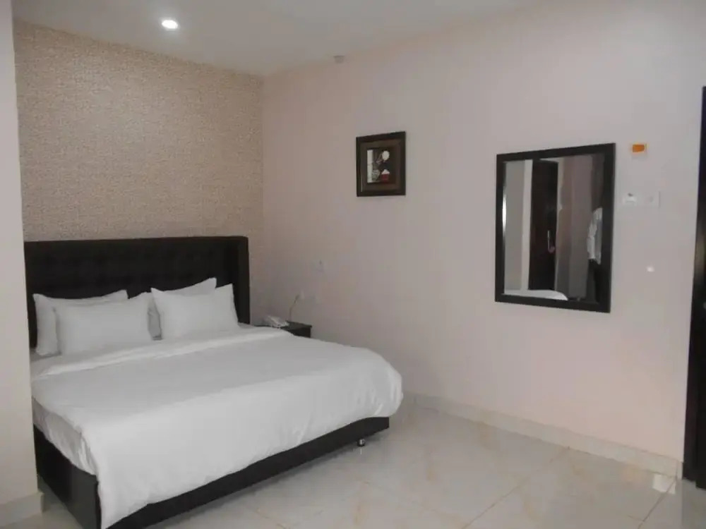 Exquisite Homes2 Hotel & Lounge