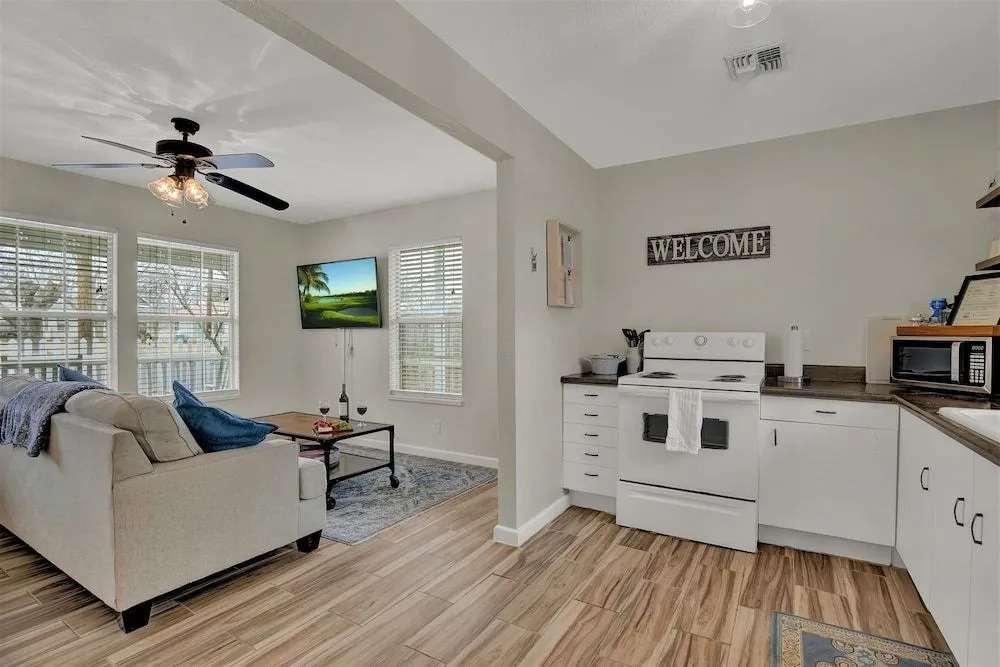 Charming Cottage-hot Tub and Grill-3 min to Main!
