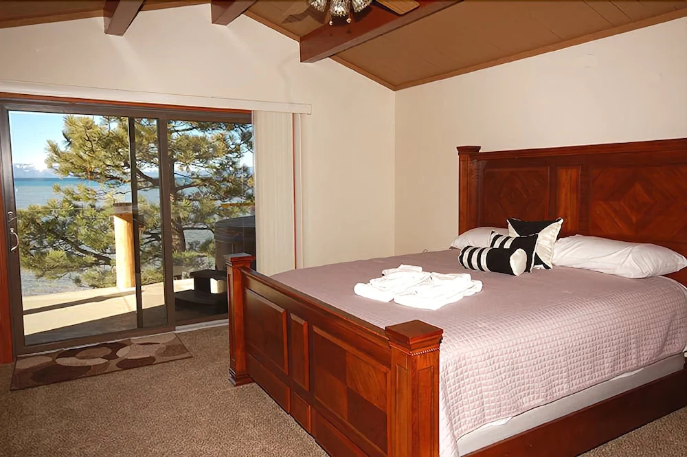 3819 Beach Road - 5 Br home by RedAwning