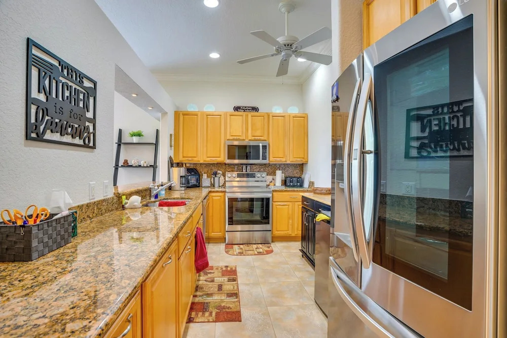 Pool Access & Lake-view Lanai! Port Charlotte Gem