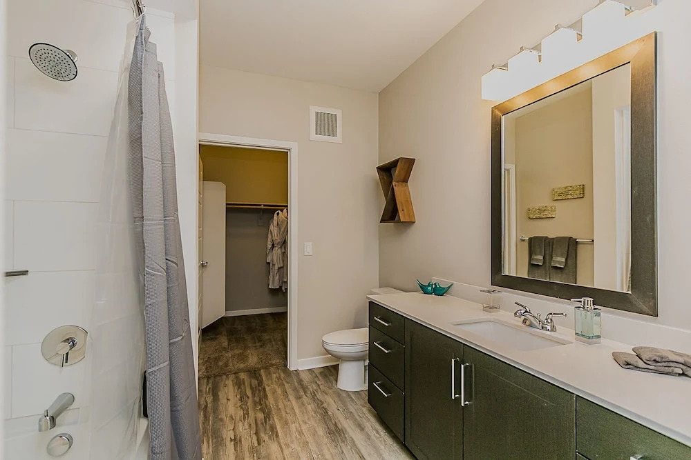 Upscale King, Pool View, Close to Kierland w/Parking (316)