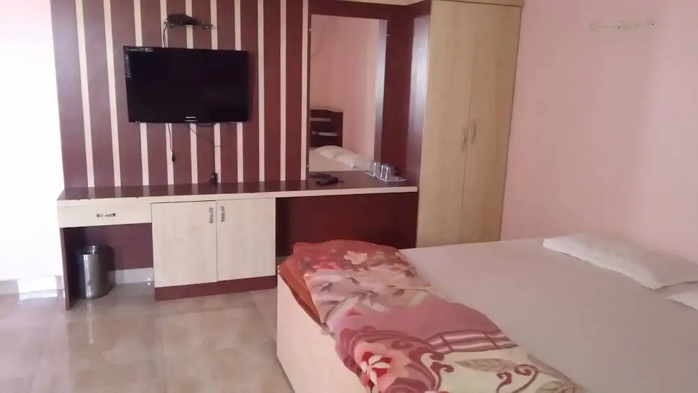 Iroomz NVR Hotels Luxury Redefined