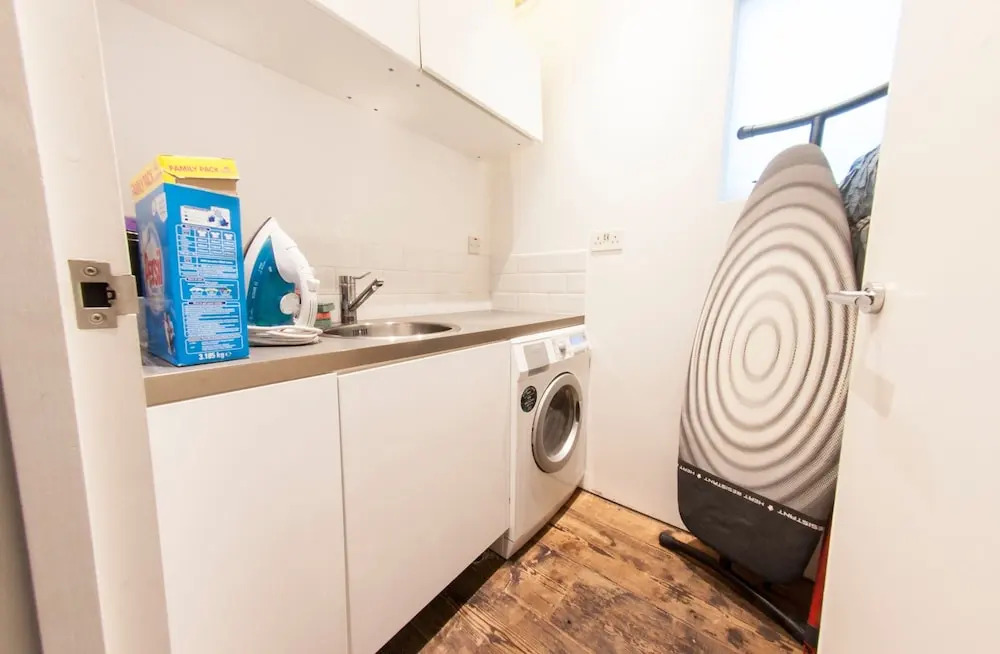 Spacious, Homey 4-br Home For 8 in Peckham