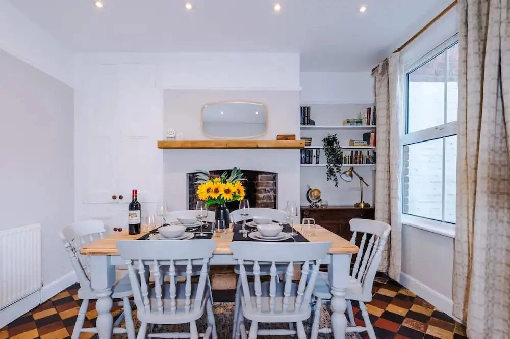 NEW Spacious Stylish Home City Centre Sleep 4