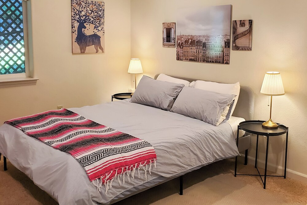 Gateway to Yosemite: Group-friendly Groveland Home