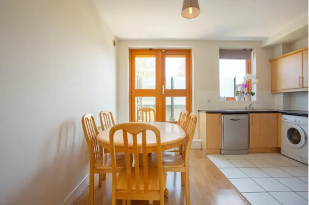 Modern 2 Bedroom Apartment With Private Balcony