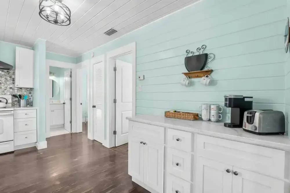 Newly Renovated 2 Bedroom Beach House Free Parking