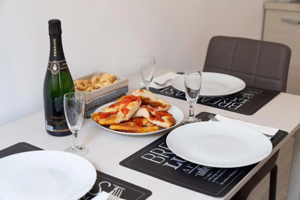 4 persons, 1 bathroom, suitable for families, central location, private balcony-Casa Anna by Home080