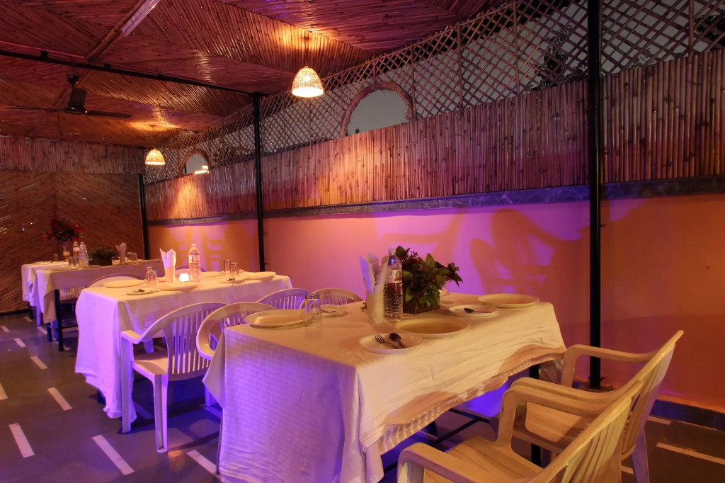 Star view by Hotel Black mooncouple friendly Near Rk ashram Metro