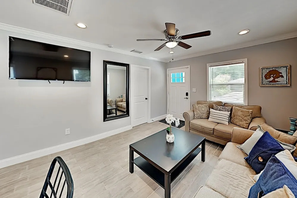 Lovely Old Seminole Heights With Grill & Deck 3 Bedroom Home
