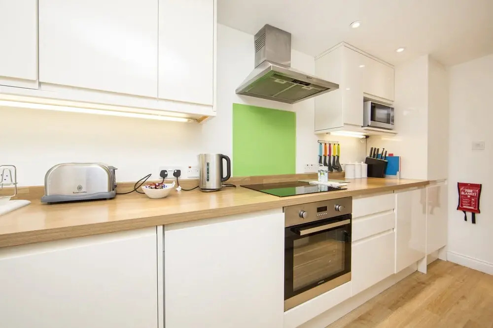 Large 2 Bedroom, 2 Bathroom Apartment, Moments From King's Road - Edith Terrace