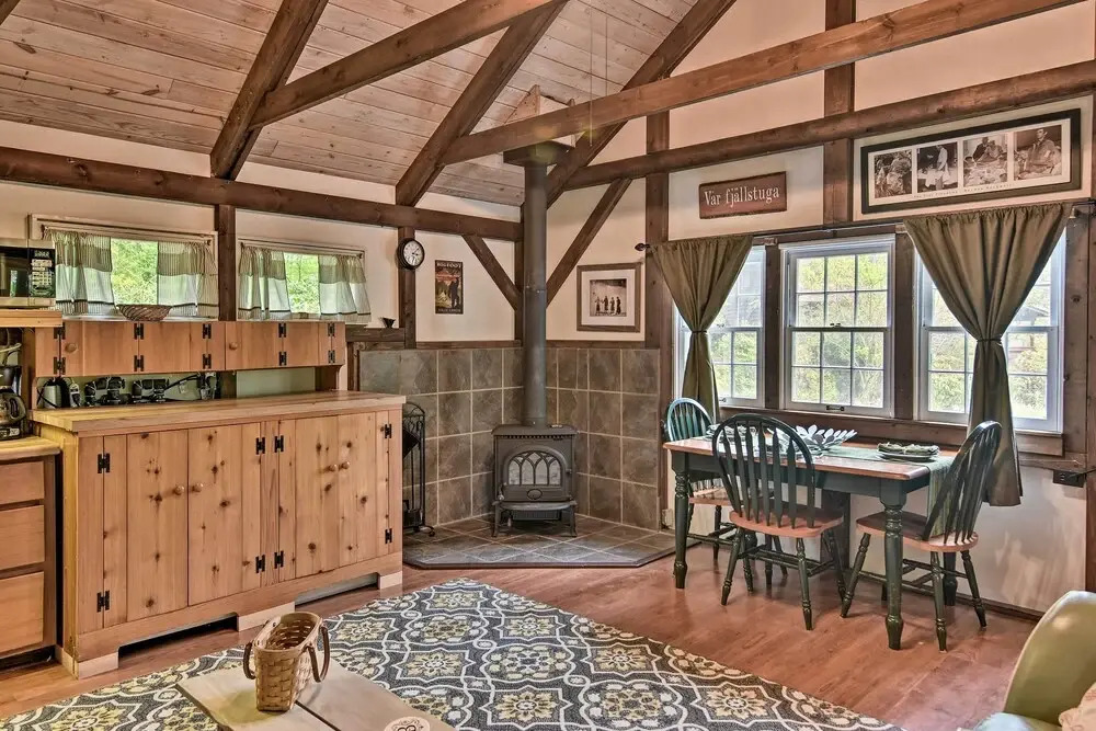6 Mi to Grandfather Mtn: Lake Cottage w/ Deck
