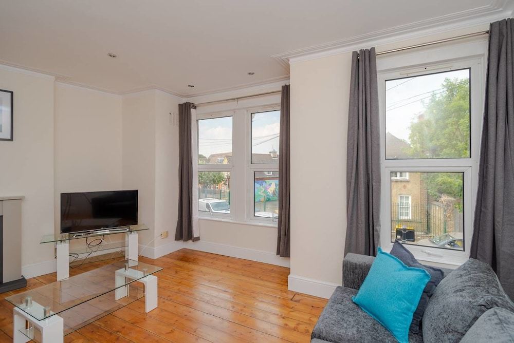 Bright 2 Bedroom Flat Easy Access to London Bridge