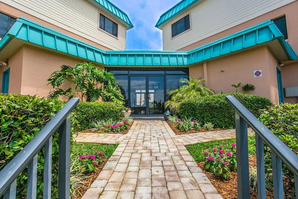 SEA Haven 113 [2/2.5] Free Activities! & Oceanfront Wifi Pool