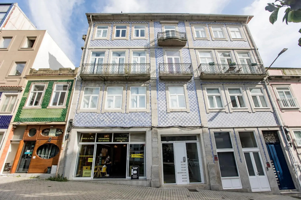Bonjardim Studio w/ Balcony by LovelyStay