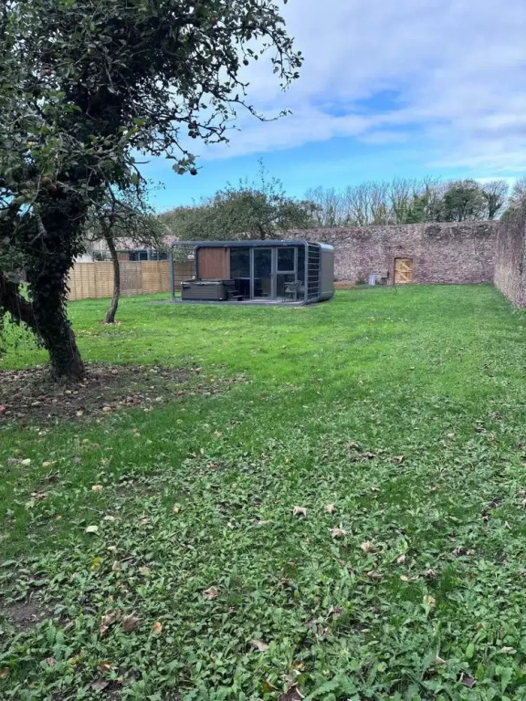 Glamping Pod With Hot Tub in Orchard