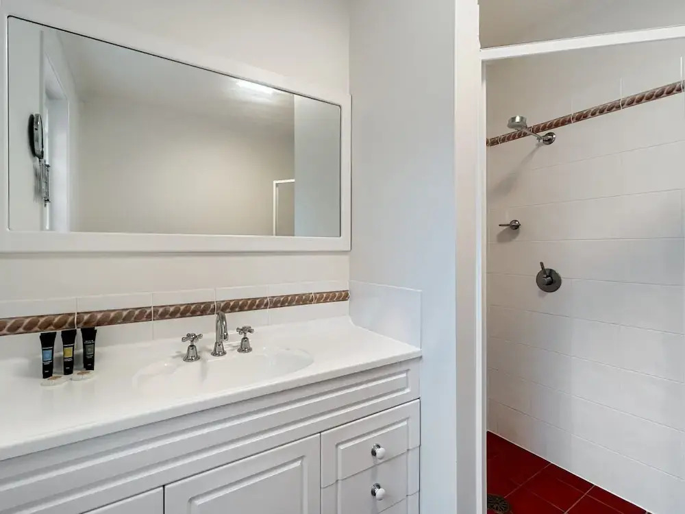Spacious 4-bed Home With Coastal Charm