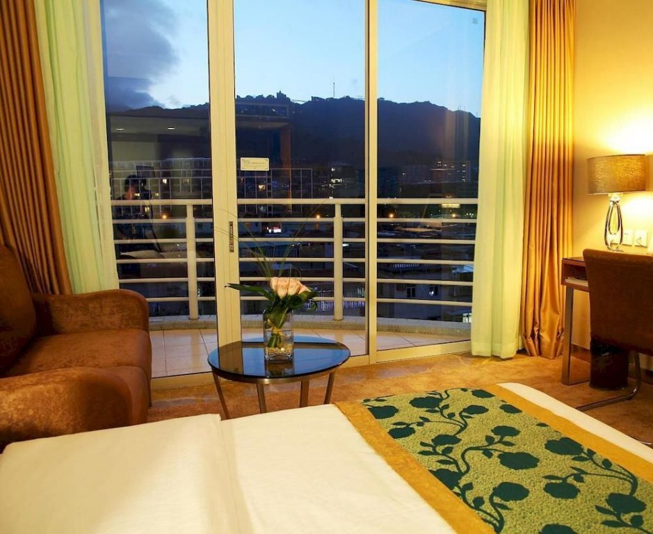 La Waterfront Hotel
