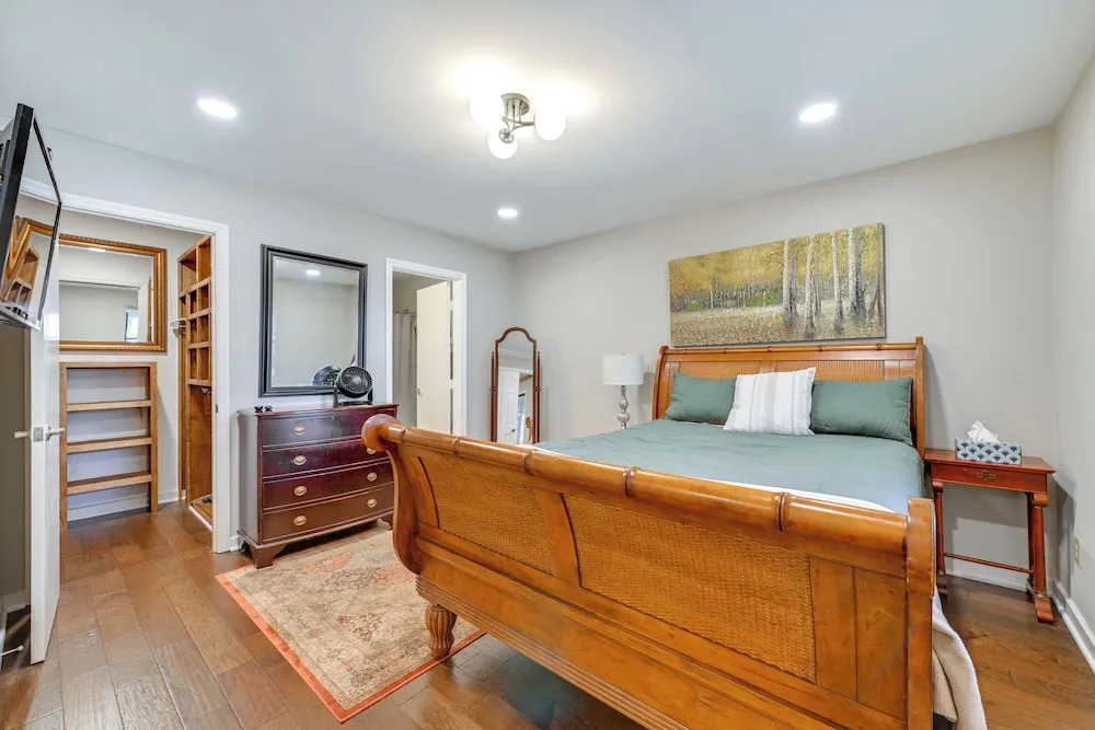 1 Mi to BOA Stadium! Walkable Condo w/ Porch