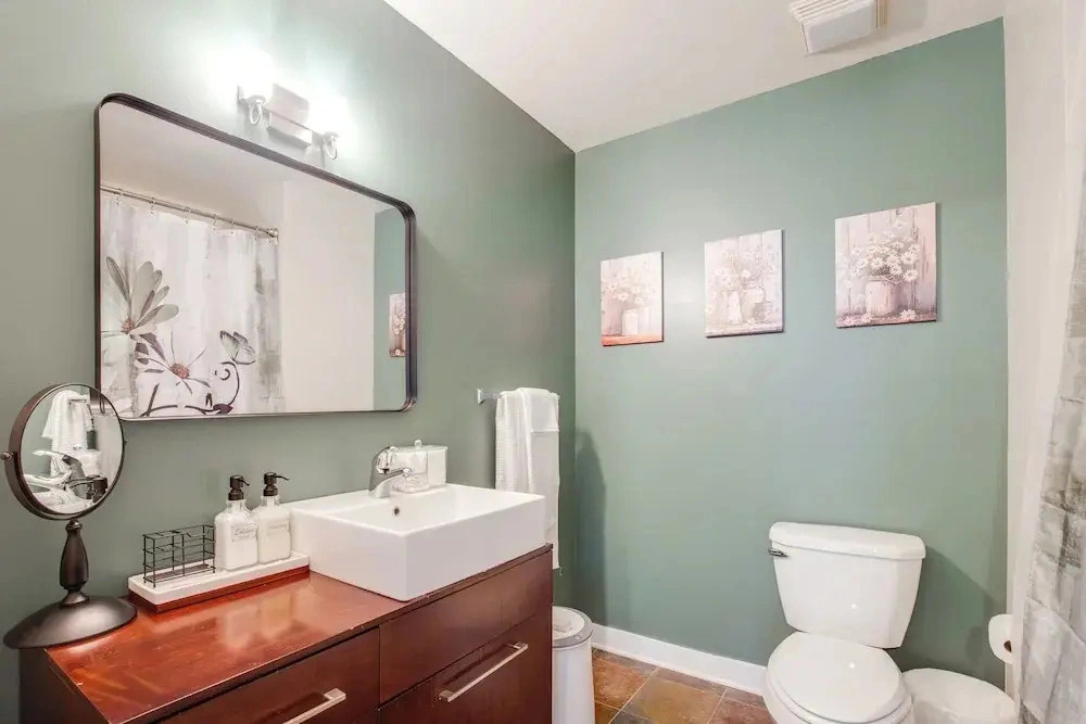 Near Fulton Market! Walkable West Loop Condo