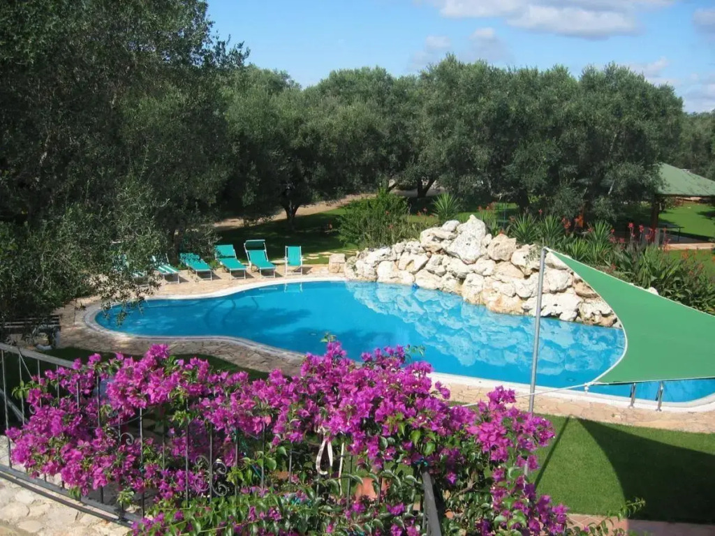 Villa Vacanze Paradiso - Oasi di Tranquillità con Piscina e Giardino a 10 min dal mare