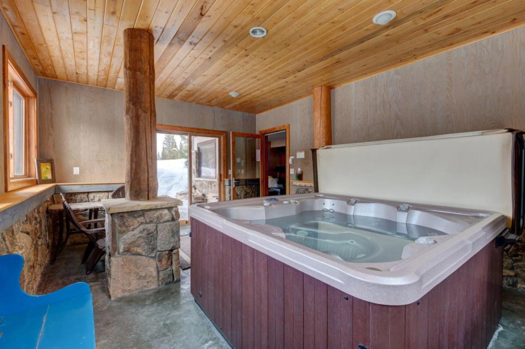 400 Whispering Pines