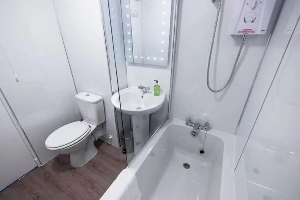 ☆ Bright, 2 Bedroom West End Apartment ☆