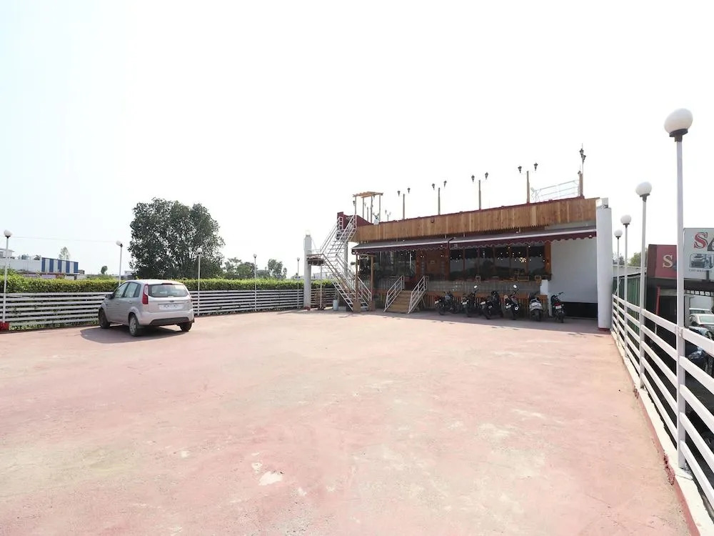 Oyo 14802 Hotel Virus Bistro