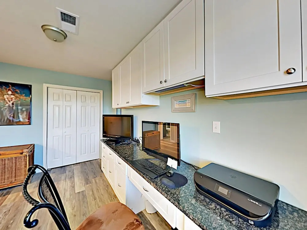 1313 S Magnolia St Home - 3 Br home by RedAwning