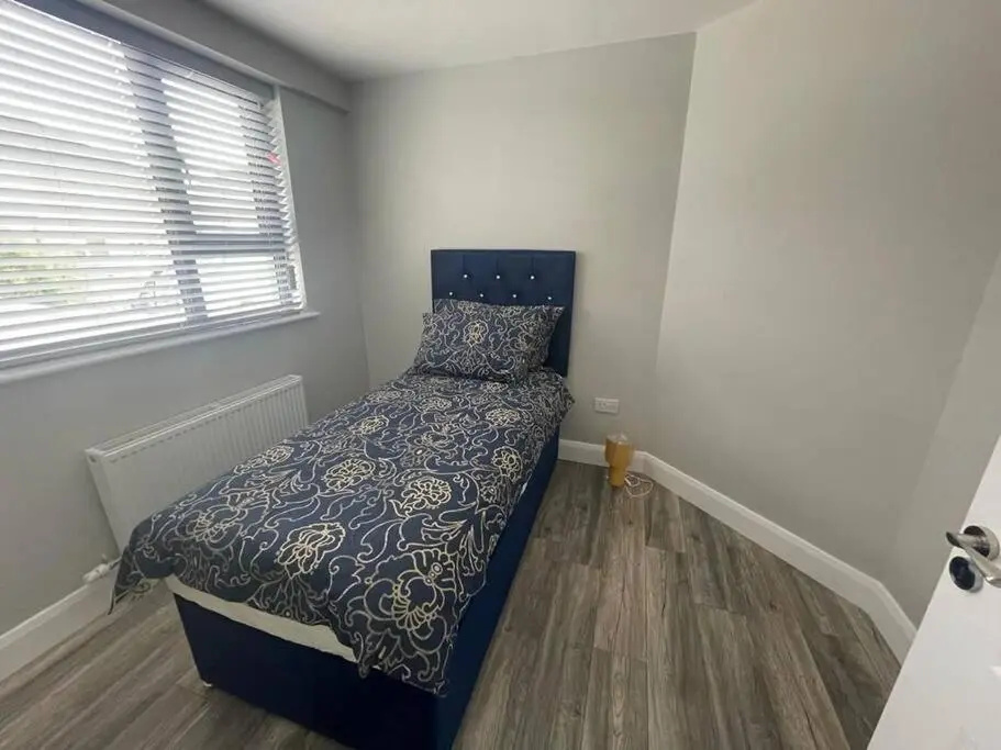 Modern 3 bed Townhouse newly refurbished free parking 10 mins walk to town centre , hospital and college. Wi-fi , Satellite TV, ideal rental for couples, families, professionals. Non smoking Premises